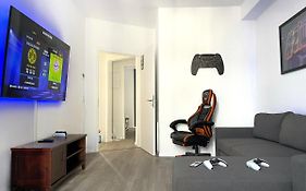 Gaming PS5 + 65 Zoll 4K TV Wohnung mit Balkon